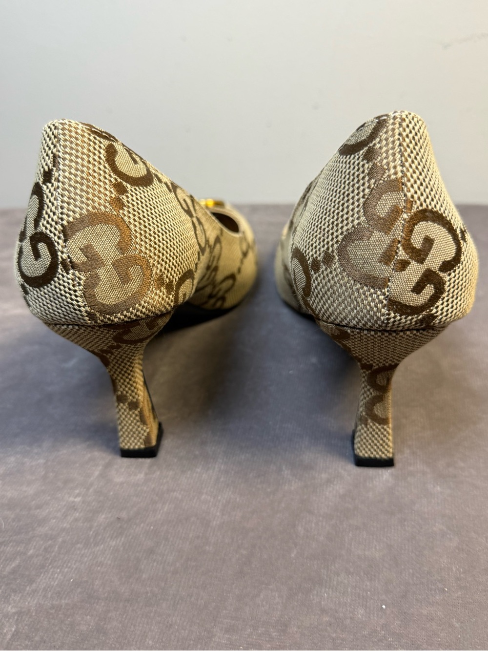 Gucci Beige GG Canvas Mid Heel Pumps Gold-Tone Logo womens size 42/ 9.5 New - Picture 4 of 13
